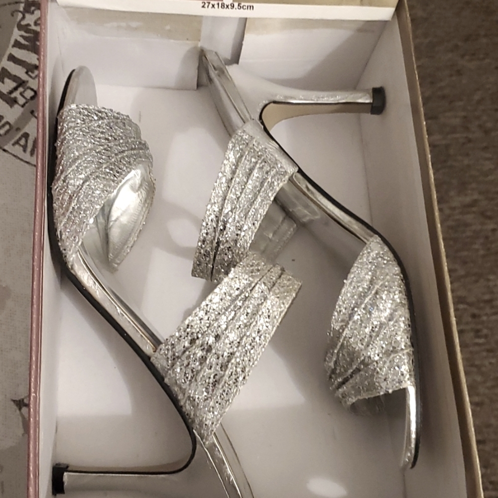 Pierre Dumas Silver glittery heels